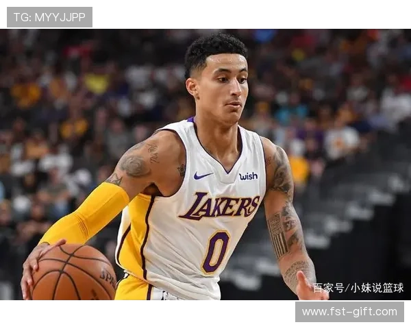 刘东身穿山西训练服在训练师指导下专注投篮训练展现职业精神